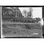 Saint Jean sur Tourbe. Marne. La musique (du 173e infanterie) jouant devant l'église. [légende d'origine]
