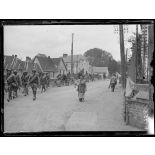 Dans la Somme. Défilé de troupes d'artillerie de tranchée (juin 1916). [légende d'origine]