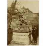 Lions de bronze ornant l'entrée d'une pagode occupée par les troupes italiennes, à proximité du Palais de la Belle Vue du Lac. Sapeur français et marin italien en faction. [légende d'origine]