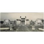 Ruines d'un cimetière catholique détruit par les Boxers, près de Pékin. [légende d'origine]
