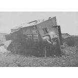 V2675. Est de Villiers Bretonneux (Somme). Tanks allemand renversé [sic] dans une carrière. Vu de l'avant avec canon de 37, deux mitrailleuses sur chaque face.