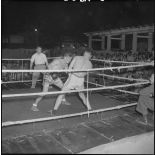 Combat de boxe dans le cadre de la kermesse organisée au profit des oeuvres de l'asile Saint Antoine.