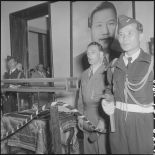 Les insignes impériaux vietnamiens, remis au chef de l'Etat du Vietnam M. Bao Dai par le général de Linarès, sont placés sous haute sécurité.