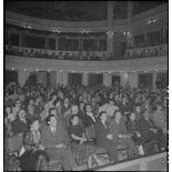 Spectateurs venus assister à une représentation de la Compagnie de l'Union française, au théâtre municipal de Hanoï.