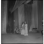 Comédiens sur scène lors d'une représentation de la pièce Feu la mère de Madame au théâtre municipal d'Hanoï.