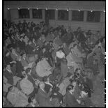 Spectateurs au théâtre municipal d'Hanoï venus assister à une représentation de la troupe de l'Union française.