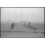 En Belgique, entre Mons et Valenciennes, les fantassins allemands du 469 I.R (Infanterie.Regiment) progressent vers Thulin.