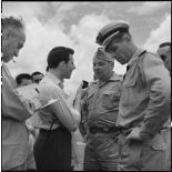 Dès leur arrivée à l'aéroport de Gia Lam, les dirigeants de l'équipe militaire de footbal de France sont interviewés par un reporter radio.