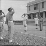 Le général de Linarès passe en revue et salue les troupes vietnamiennes de l'Ecole des officiers supérieurs vietnamiens.
