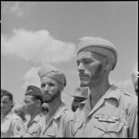 Soldats des troupes coloniales avant l'embarquement pour le pèlerinage à la  Mecque.