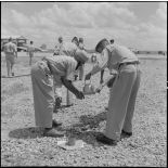 Des soldats des troupes coloniales se lavent les mains pour effectuer leurs prières avant l'embarquement pour le pèlerinage à la  Mecque.