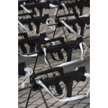 Alignement des fusil d'assaut FAMAS modèle G2 utilisés par les défilants de la Marine nationale en attente de défiler lors du 14 juillet 2018 à Paris.