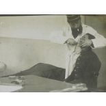 En train d'extirper 1 molaire réfractaire à l'infirmerie du 69e d'Infanterie à Essey les Nancy. Novembre 1913. [légende d'origine]