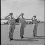Le général Salan, l'amiral Auboyneau et l'amiral Radford à l'aéroport de Gia Lam.