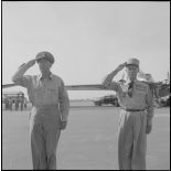 L'amiral Radford et le général Salan saluant lors de la revue à l'aéroport de Gia Lam.