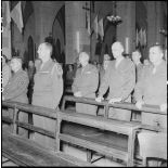 Des officiers pendant la messe de commémoration de la naissance du maréchal de Lattre et de la libération de Colmar à la cathédrale Saint-Joseph d'Hanoï.