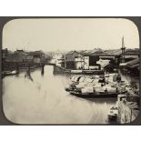 [Chine, 1887-1891. Sampans sur une rivière dans une ville non identifiée].