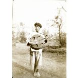 Yunnan méridional. Population aborigène. Jeune indigène de la campagne jouant de la guitare. [légende d'origine]