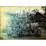 Yunnan méridional, populations aborigènes. Groupe de vieilles femmes et de petits enfants. [légende d'origine]