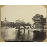 [Pékin, parc de Beihai, 1876. Vue de la pagode blanche (stupa) prise depuis le pont de marbre.]