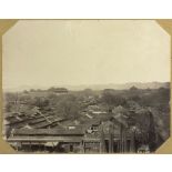 [Pékin, 1870-1880. Vue panoramique des toits couvrant les différents temples et bâtiments de la Cité Interdite.]