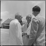 M. MacDonald à son arrivée sur l'un des aérodromes d'Hanoï.	