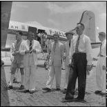 A son arrivée sur l'un des aérodromes d'Hanoï, M. Merlo, délégué général du haut-commissaire de France au Nord-Vietnam, s'entretient avec les autorités.
