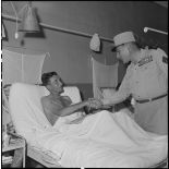 Le général Cogny, commandant en chef des FTNV (forces terrestres du Nord-Vietnam), serre la main d'un médecin capitaine du 3e REI (régiment étranger d'infanterie).