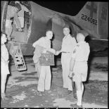Le général Dechaux, commandant du GATac-Nord et le commandant de Maison Rouge, chef du cabinet du général Cogny, accueillent le professeur Huard à sa descente d'avion.