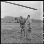 Le médecin-commandant Grauwin s'entretient avec un le cameraman du Service cinématographiques des armées (SCA) Gérard Py.