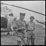 Le médecin-commandant Grauwin, chirurgien en chef de l'antenne de Diên Biên Phu, et un soldat des TAP (troupes aéroportées).