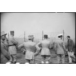 Un groupe d'officiers français constatent les dégâts après l'incendie d'un navire pétrolier dans le port d'Alger.