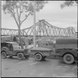 Militaires du CEFEO (Corps expéditionnaire français en Extrême-Orient) devant le pont Paul-Doumer (aujourd'hui Long Biên).