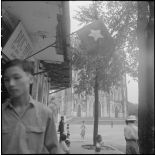 Le drapeau Viêt-minh flotte dans les rues d'Hanoï.
