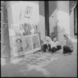 Vente de portraits d'Ho Chi Minh, de Mao Tsé-toung et de Malenkow.