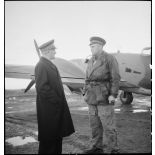 Avant son départ pour Bône, l'amiral François Darlan, haut-commissaire de France en AFN (Afrique française du Nord), s'entretient avec le pilote de son appareil, le lieutenant Person.