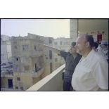 Charles Hernu visite des postes français dans Beyrouth.