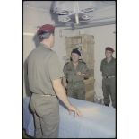 Le général Imbot visite l'antenne chirurgicale parachutiste, Beyrouth.
