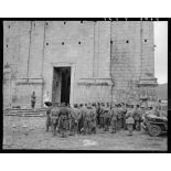 Des tirailleurs du 5e RTM (régiment de tirailleurs marocains) de la 2e DIM (division d'infanterie marocaine) assistent à la messe de Noël, célébrée par un aumônier militaire catholique sur le parvis de l'église d'un village situé à proximité des premières lignes italiennes.
