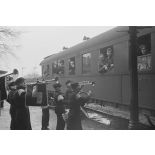 Des musiciens de la jeunesse hitlérienne (Hitlerjugend) accompagnent le départ vers le front de permissionnaires allemands.