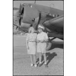 Sur le terrain de Corfou, une femme et un pilote de Junkers Ju-52 du Transportgeschwader 4 (I./TG 4).