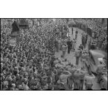 Revue des troupes par le général De Gaulle place Saint-Pierre à Besançon, devant une foule nombreuse.