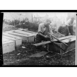 Fabrication de cercueils pour les victimes du massacre perpétré par les armées allemandes en juillet 1944 à Vassieux-en-Vercors ou celui de la grotte de La Luire.