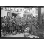 Arrivée de volontaires féminines de la France Libre à Paris.