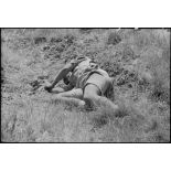 Un cadavre de fantassin britannique tué lors de l'attaque de la route 115 sur la côte est de la Sicile.