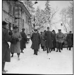 Winston Churchill, premier ministre de Grande-Bretagne, et le général de Gaulle, rendent visite à la 1re armée au poste de commandement de la 9e division d'infanterie coloniale (DIC) installé au château de Montalembert à Maîche (Doubs).