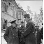 Winston Churchill, premier ministre de Grande-Bretagne, et le général de Gaulle, rendent visite à la 1re armée au PC de la 9e DIC (division d'infanterie coloniale) installé au château de Montalembert à Maîche (Doubs).