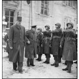 Winston Churchill, premier ministre de Grande-Bretagne, et le général de Gaulle lors de leur visite à la 1re Armée au PC de la 9e DIC (division d'infanterie coloniale) installé au château de Montalembert à Maîche (Doubs).