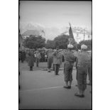 Lors de la venue du général de Gaulle à Albertville, le général de lattre de Tassigny salue le drapeau du 10e RTM.
