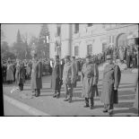Lors de sa visite à Albertville, le général de Gaulle salue les troupes qui défilent dans les rues.